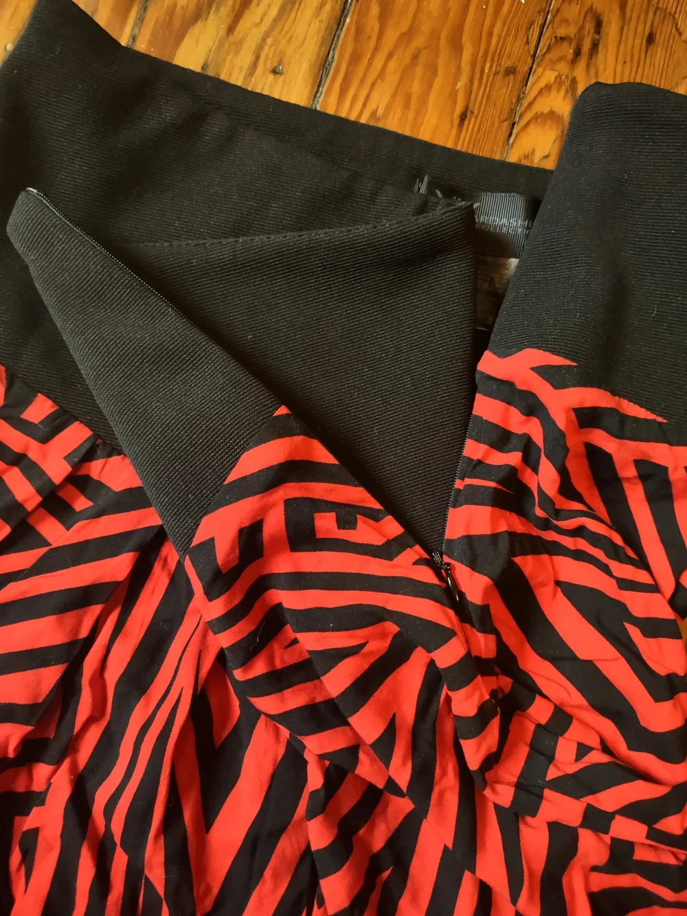 Kardashian Kollection BlackRed Geometric Pattern Women's High Waisted Mini Skirt